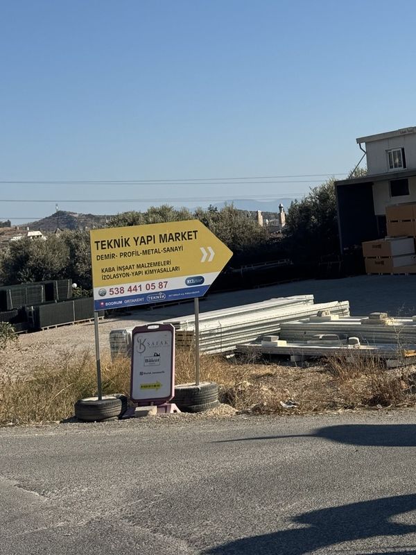 Bodrum Caddesi kenarında Teknik Yapı Market Ortakent tabelası: demir, profil, kaba inşaat malzemeleri, 0538 441 05 87