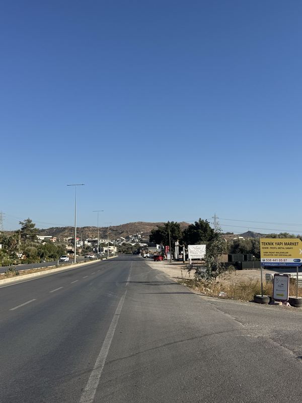 Bodrum Caddesi üzerinden Teknik Yapı Market Ortakent tabelası