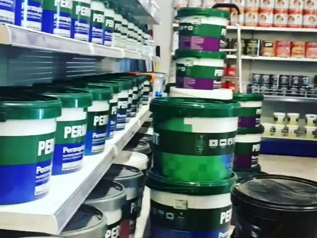 Mağaza rafında dizili boya kovaları