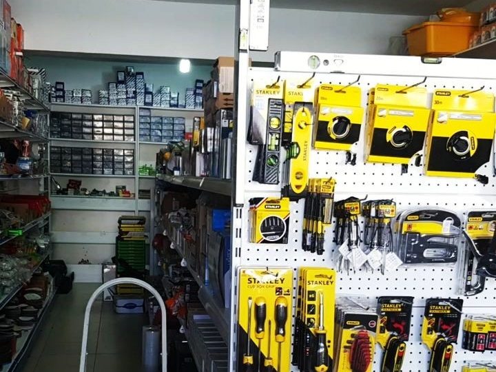 Askılı el aletleri ve hırdavat reyonu