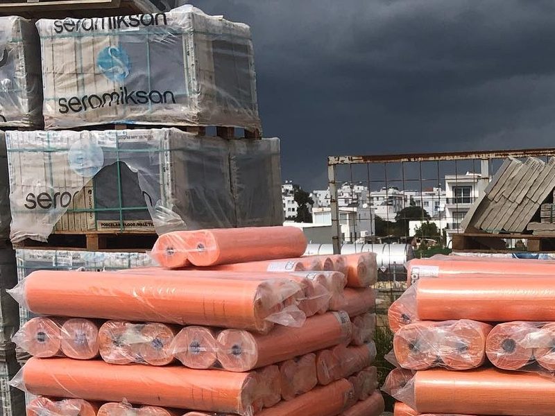 Teknik Yapı Market sahasında paletli yapı malzemeleri