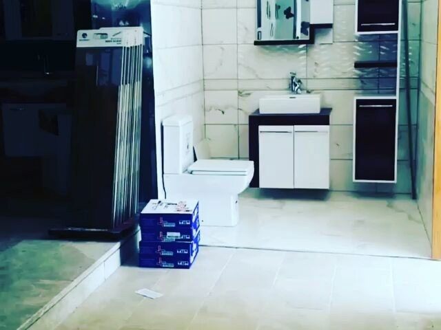 Mağazadaki banyo teşhir alanı