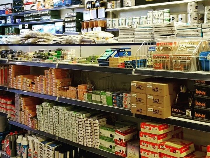 Mağaza raflarında tesisat ve elektrik malzemeleri